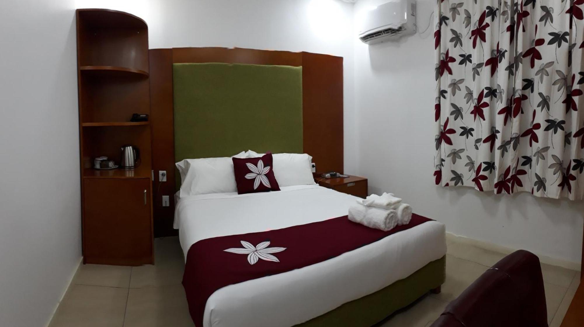 Alec'S Hotel Апіа Екстер'єр фото